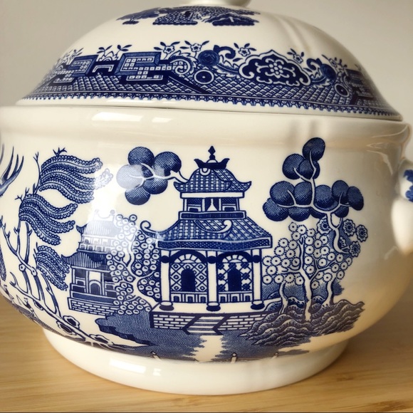 Vintage Churchill England Blue Willow Covered Casserole Serving Dish with Lid - Picture 6 of 13
